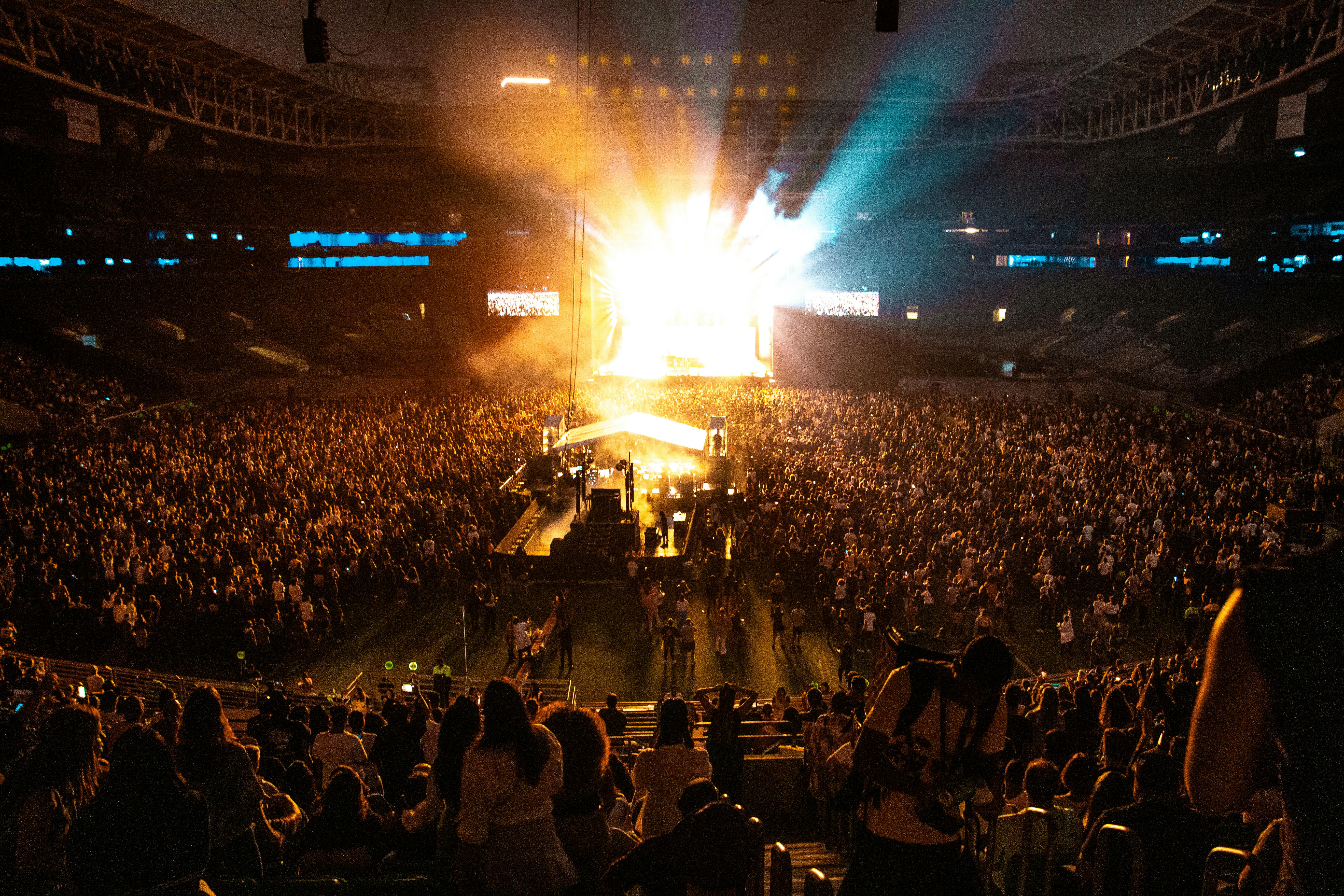 Concert crowd and stage lighting for live sound